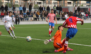 Leandro anota el segundo gol, el que dio el triunfo al Atlético C frente al Real Madrid C